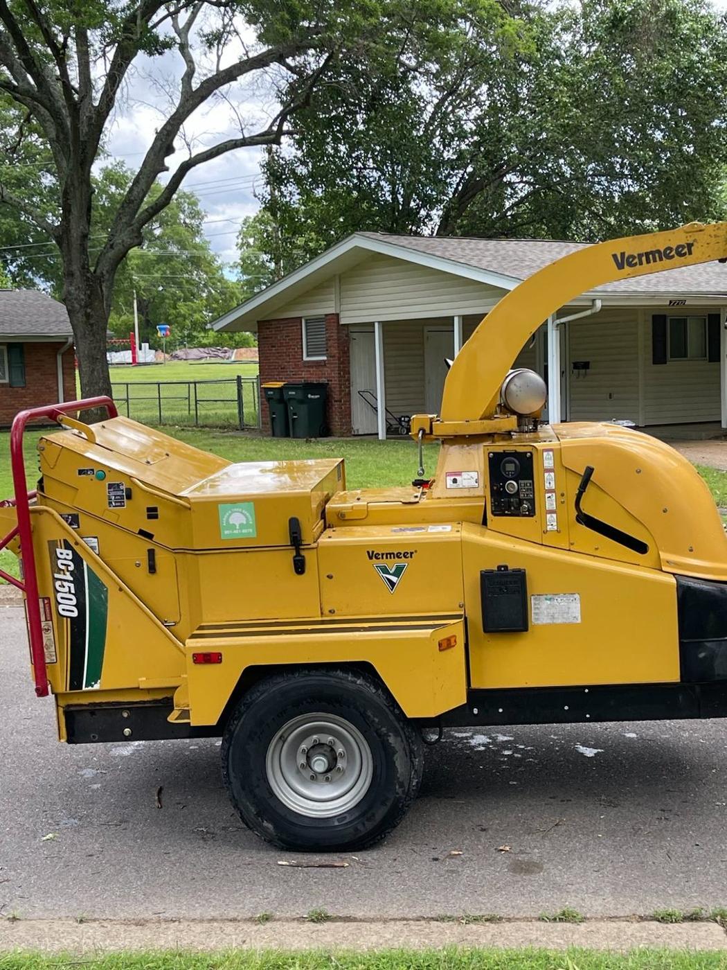 Vermeer BC1500 chipper on site — Aaron&rsquo;s Tree Service, Mid-South