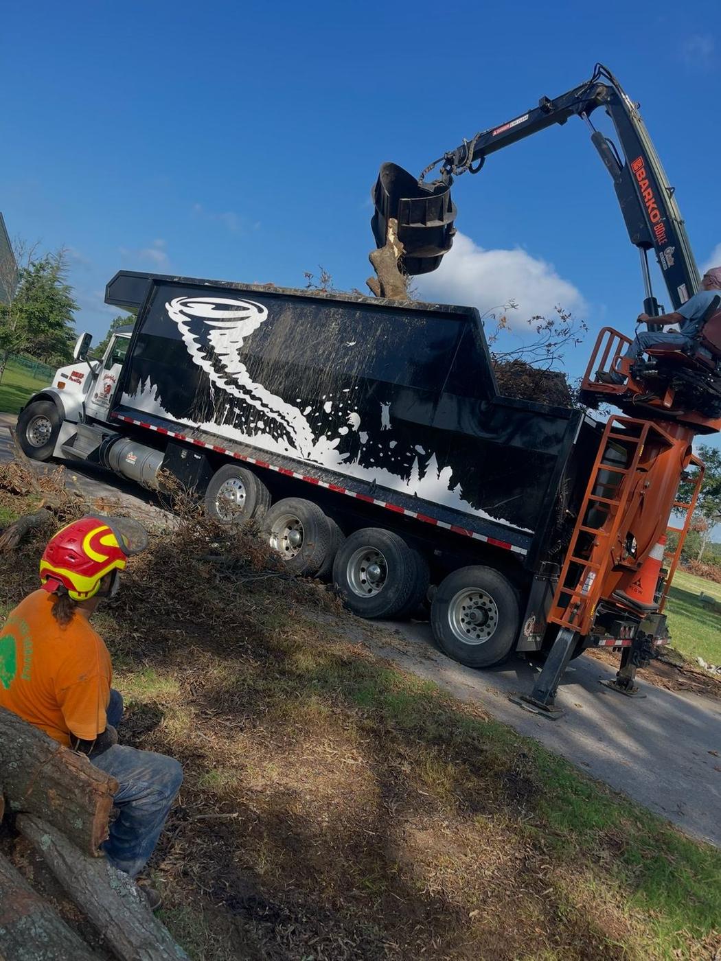 Loading debris with the knuckleboom — Aaron&rsquo;s Tree Service, Mid-South
